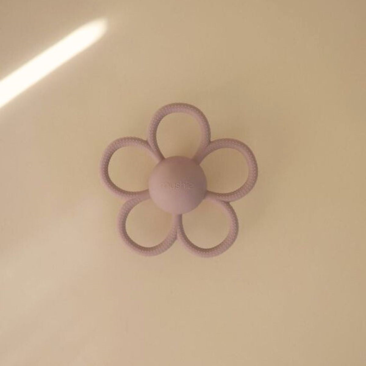 Mushie bijtring / rammelaar Daisy