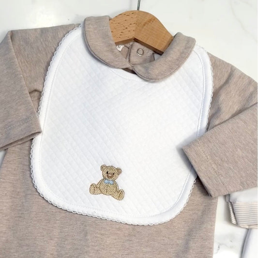 Slabbetje met zittende beer blauw/roze